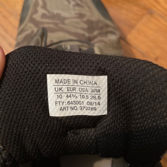 SOLD Salomon trail running shoes size 10.5 Mens - Picture 3 of 4